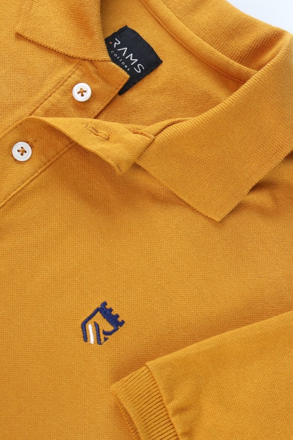 Player Tipo Polo Color Mostaza Con Bordado Corte Slim Fit Para Hombre 